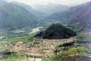 The Austrian salient at Tolmino, now in Slovenia, was cleverly exploited with German help on October 24 1917. With the aid of mist + Italian disorganisation, complacency, and personality clashes, the Central Powers armies, including the young Lieutenant Erwin Rommel, advanced up the valley and captured Caporetto [at top of picture]. The two divisions on Monte Nero [right of picture] were completely cut off and surrendered. Further thrusts to the north of Monte Nero, using gas, and into the mountains to the west of the valley, completed the rout, which was not stemmed until the river Piave was reached. 