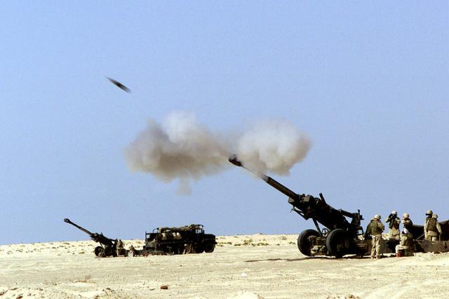 US 155mm howitzer battery in the Gulf 